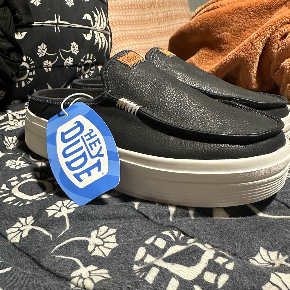 NWT Austin Lift Leather Platform Hey Dudes